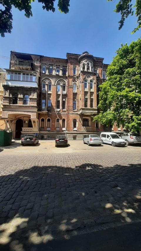For Sale! Urgent! Commercial space for business with a full-sized 87-square-meter basement