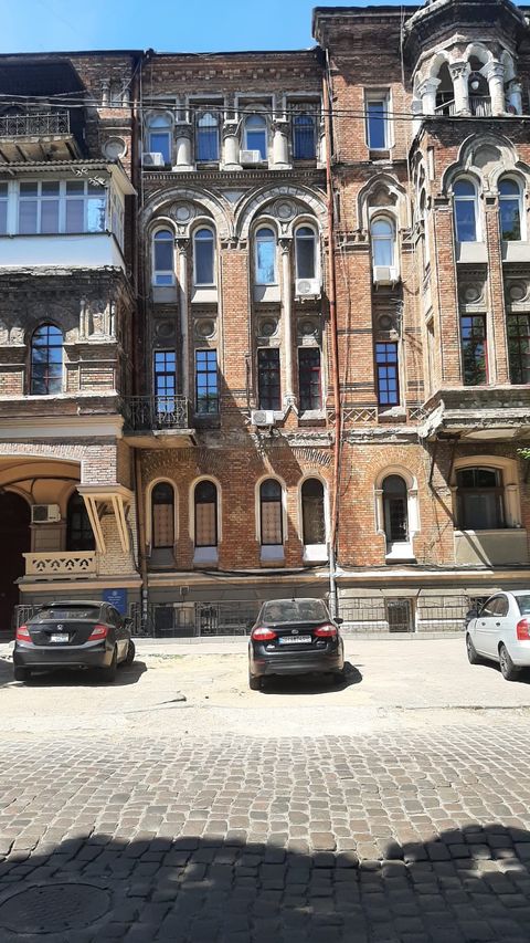 For Sale! Urgent! Commercial space for business with a full-sized 87-square-meter basement