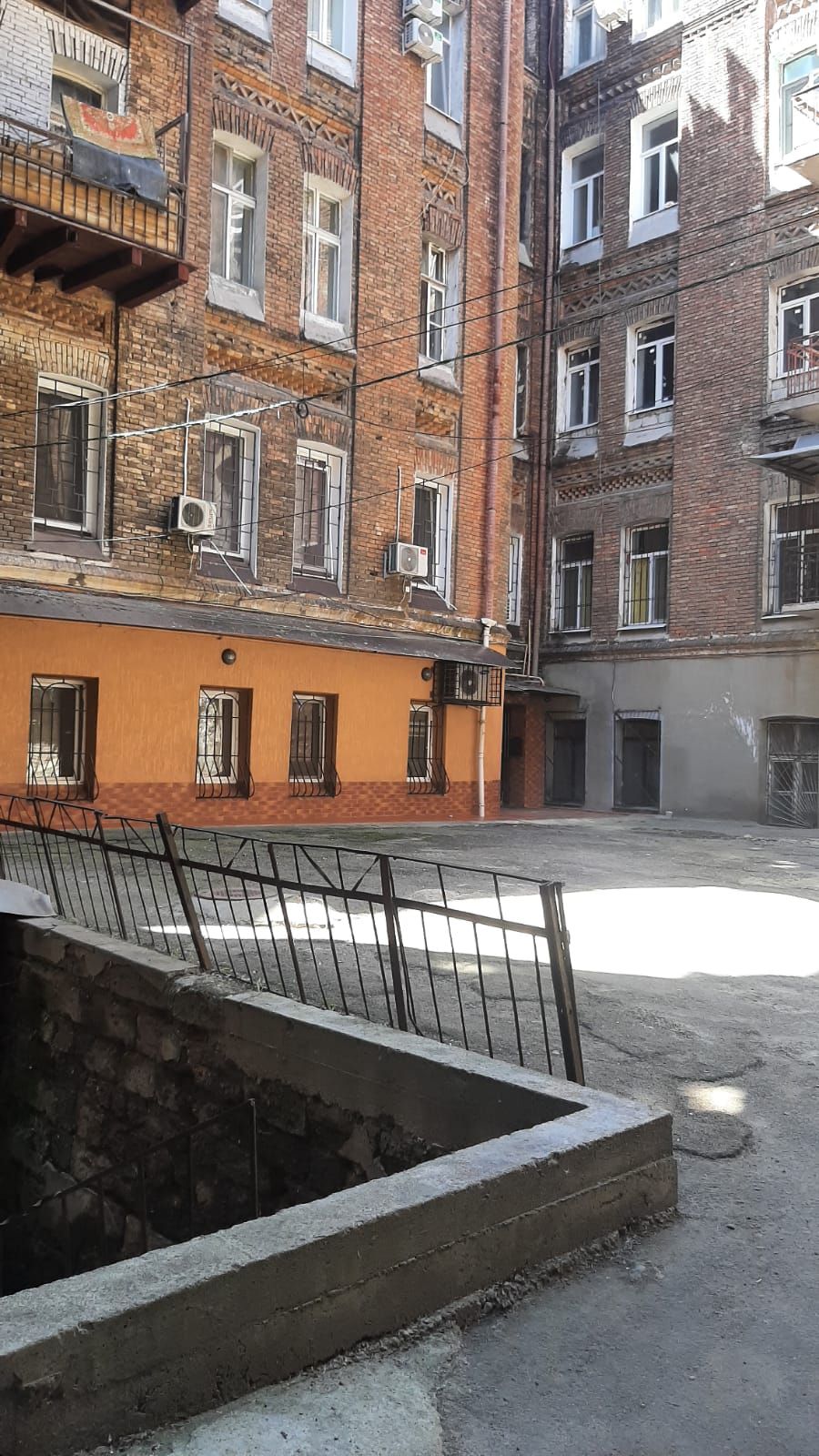 For Sale! Urgent! Commercial space for business with a full-sized 87-square-meter basement