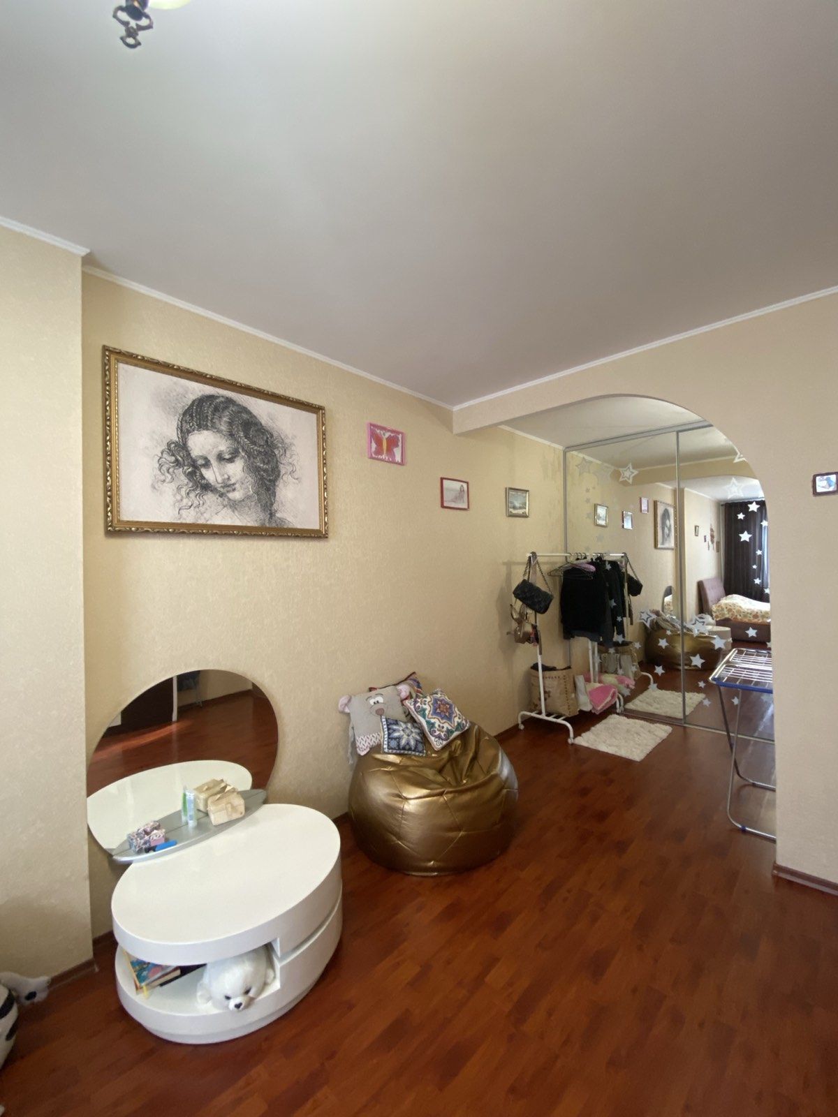 Apartment in the Raduzhny neighborhood, on