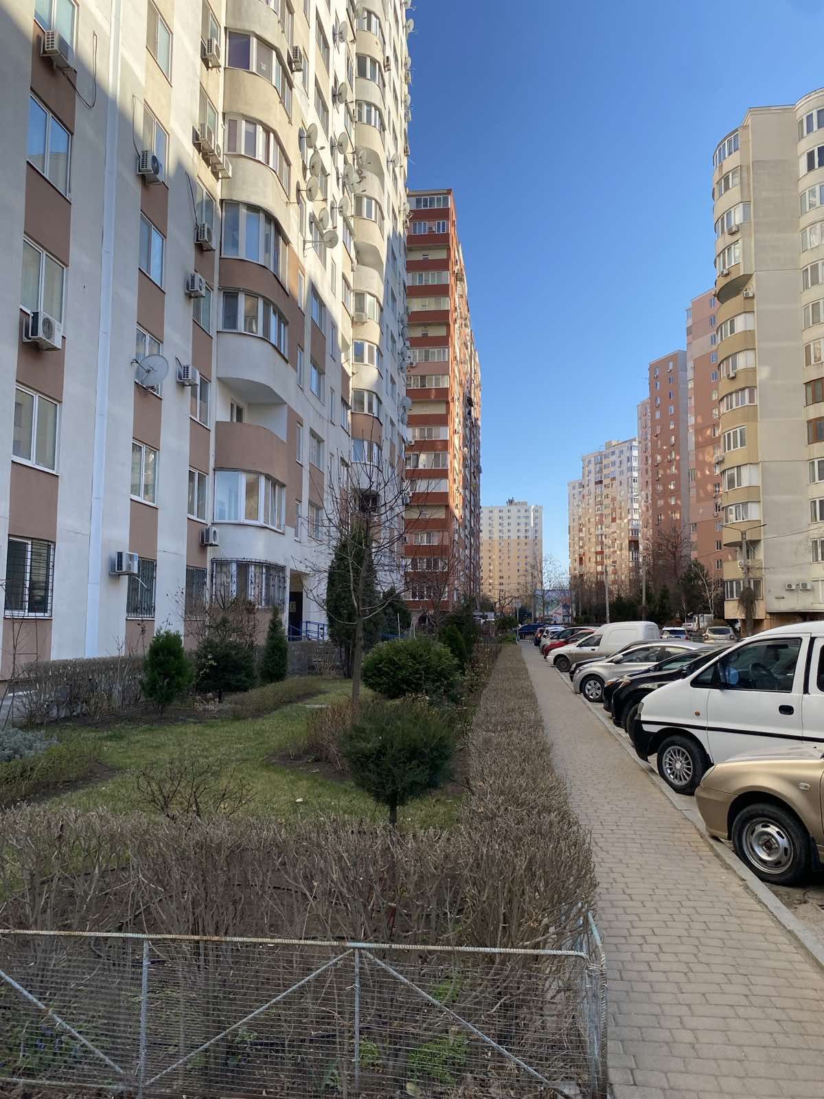 Apartment in the Raduzhny neighborhood, on