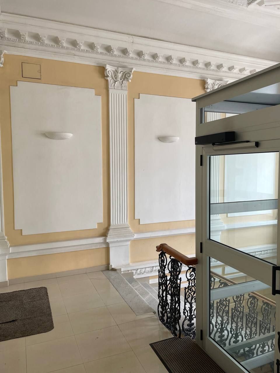 Apartment for sale with a terrace in the city center, with a view of the sea.