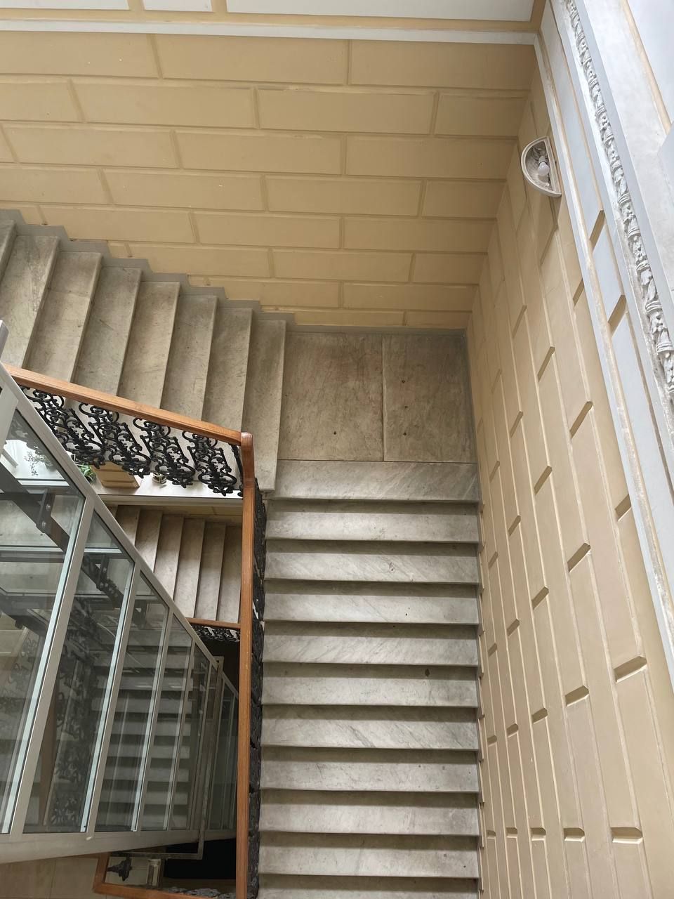 Apartment for sale with a terrace in the city center, with a view of the sea.