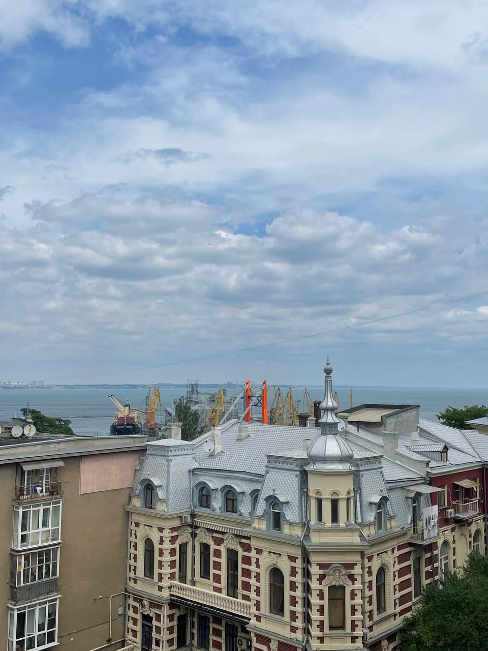 Apartment for sale with a terrace in the city center, with a view of the sea.