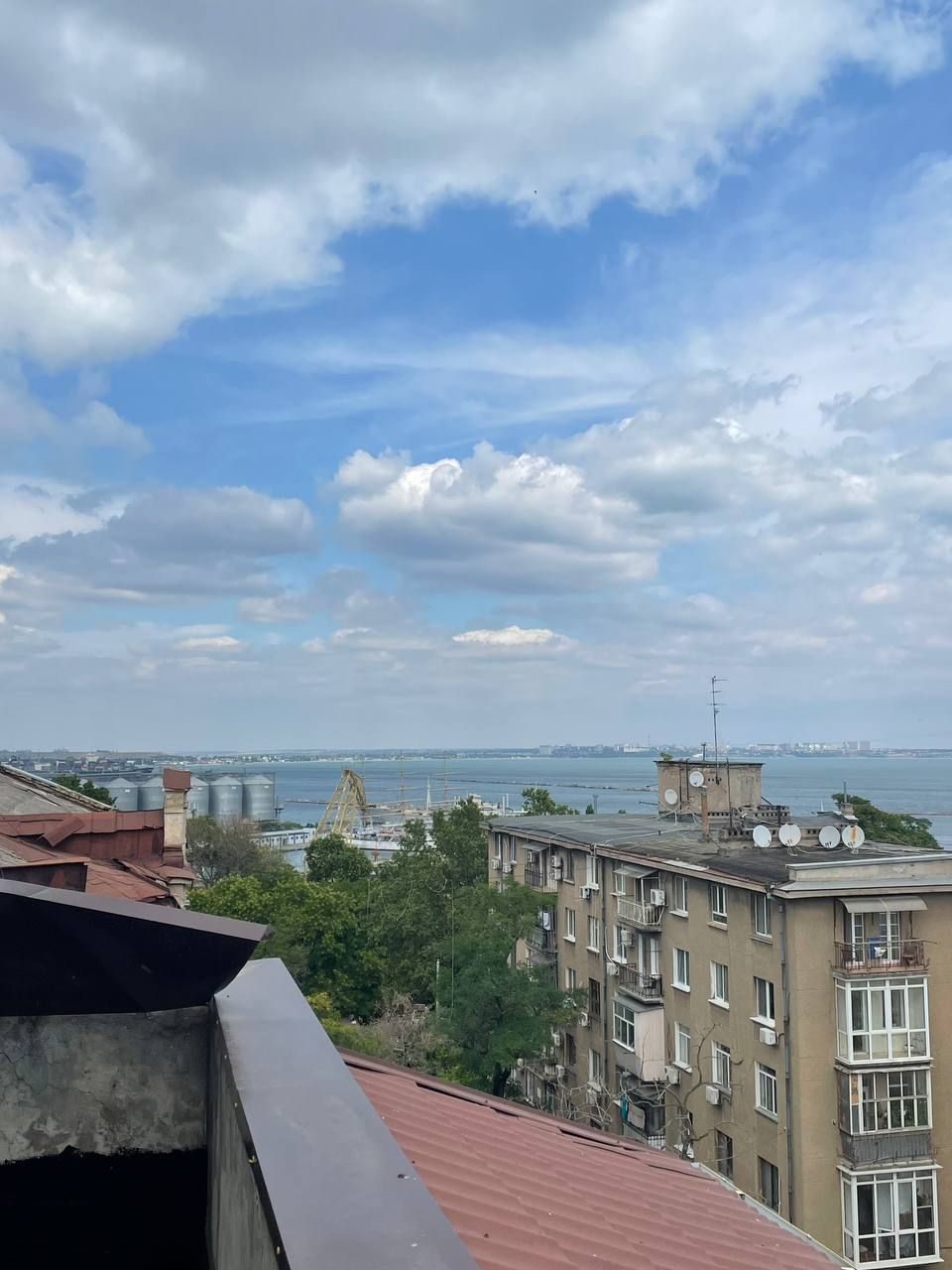 Apartment for sale with a terrace in the city center, with a view of the sea.