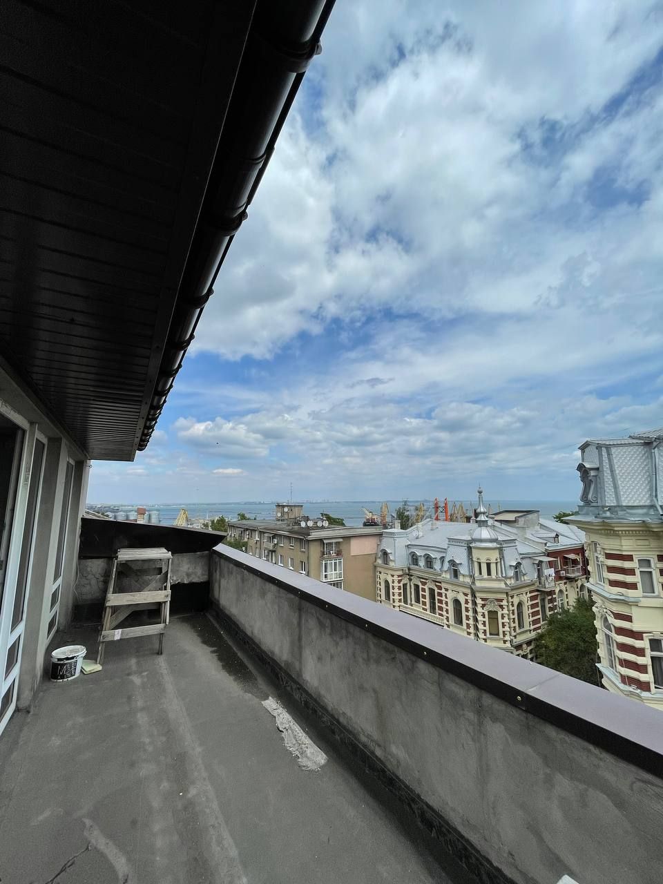 Apartment for sale with a terrace in the city center, with a view of the sea.