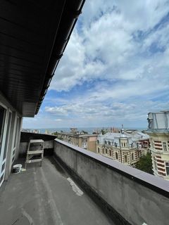 Apartment for sale with a terrace in the city center, with a view of the sea.
