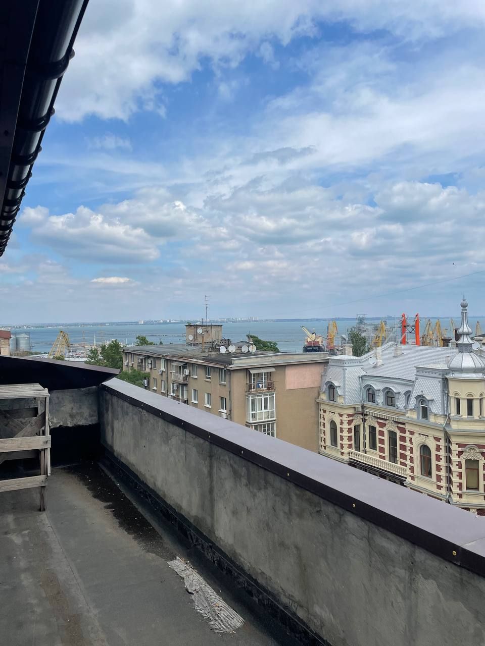 Apartment for sale with a terrace in the city center, with a view of the sea.
