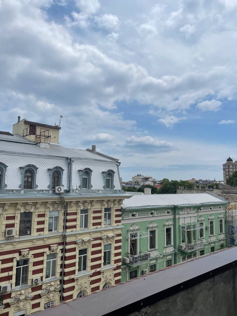 Apartment for sale with a terrace in the city center, with a view of the sea.