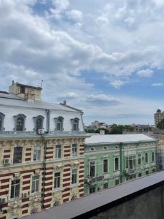 Apartment for sale with a terrace in the city center, with a view of the sea.