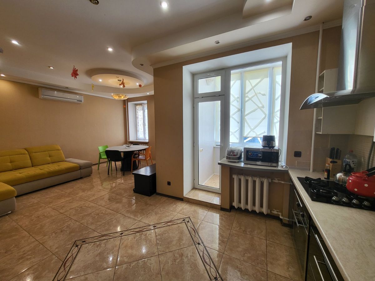 Apartment on Topoleva Street