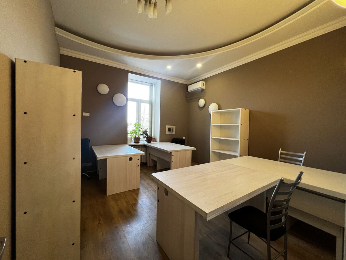 A beautiful two-bedroom apartment on Deribasovskaya Street