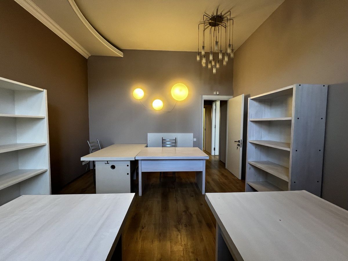 A beautiful two-bedroom apartment on Deribasovskaya Street