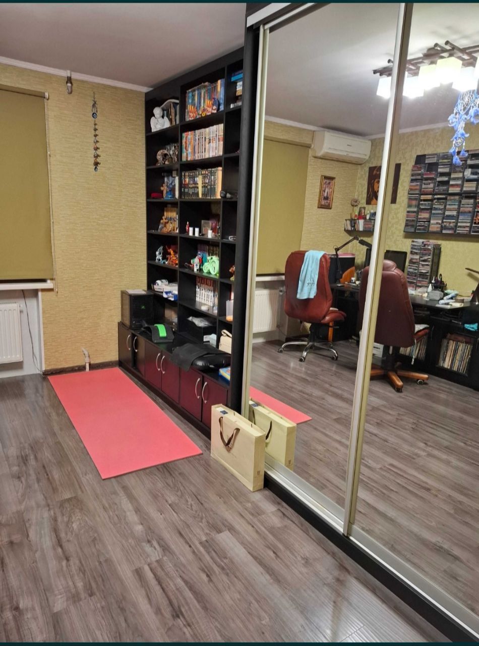 Продам квартиру на Середній вул.