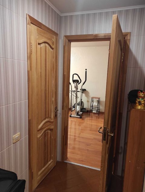 Продам квартиру на Середній вул.