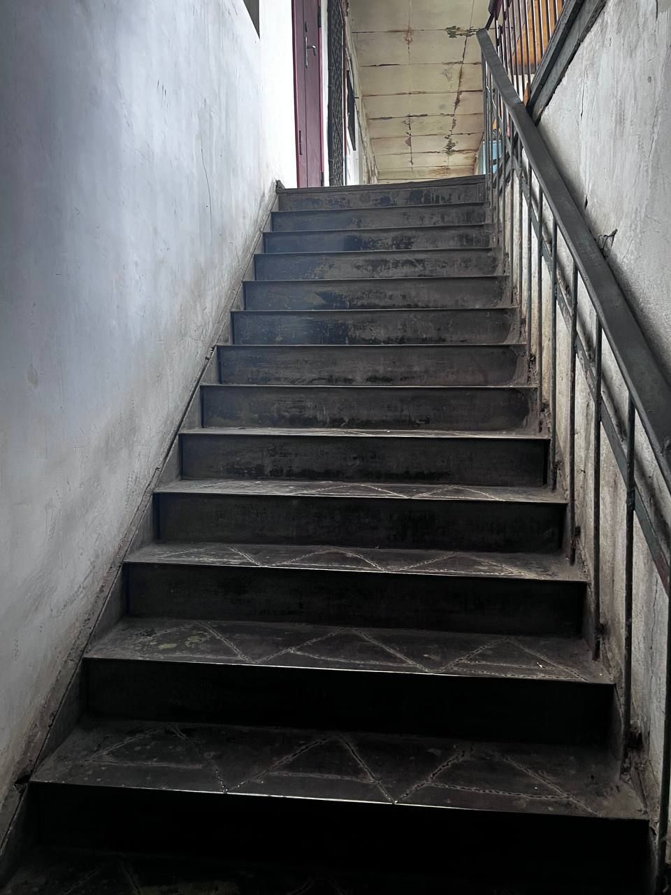 Продається велика трикімнатна квартира