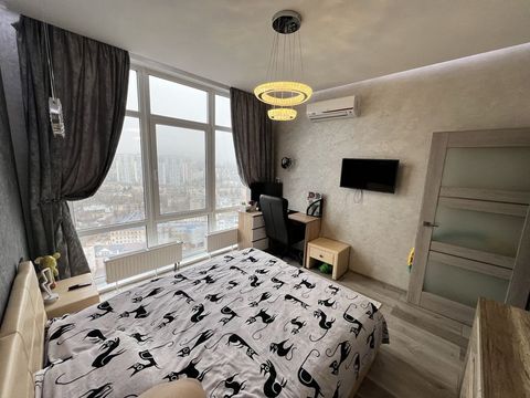 Apartment on Serednofontanska Street