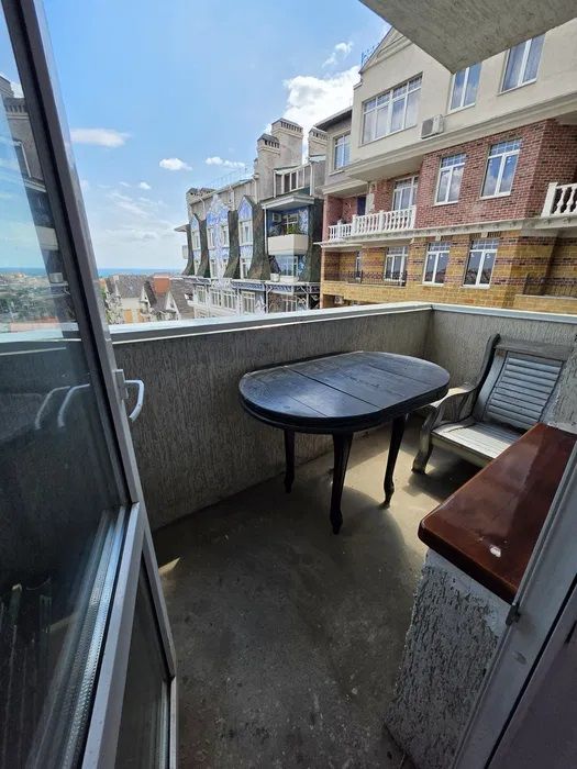Apartment on Drezdenska Street